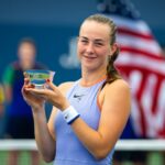 Mika Stojsavljevic, da Grã-Bretanha, posa com o troféu dos campeões após derrotar Wakana Sonobe, do Japão, na final feminina de juniores, no dia 13 do Aberto dos Estados Unidos