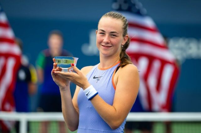 Mika Stojsavljevic, da Grã-Bretanha, posa com o troféu dos campeões após derrotar Wakana Sonobe, do Japão, na final feminina de juniores, no dia 13 do Aberto dos Estados Unidos