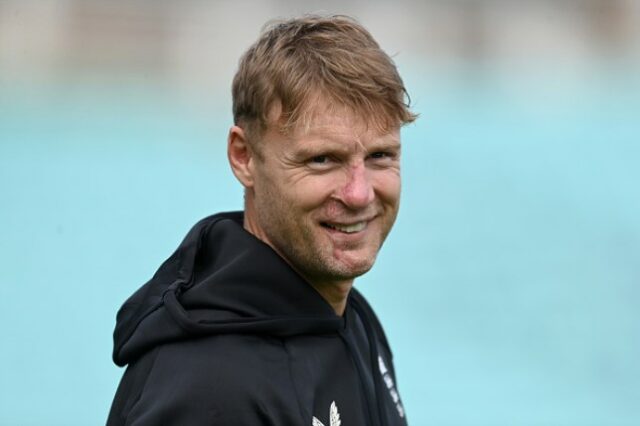 O técnico da Inglaterra, Andrew Flintoff, durante uma sessão de redes no Kia Oval 