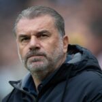 Ange Postecoglou, técnico do Tottenham Hotspur, durante a partida da Premier League entre Newcastle United FC e Tottenham Hotspur FC