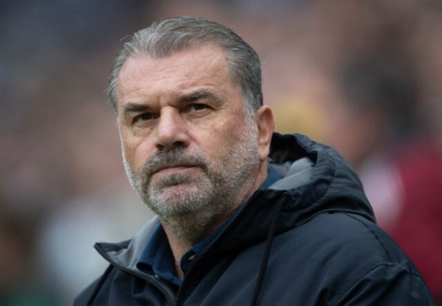 Ange Postecoglou, técnico do Tottenham Hotspur, durante a partida da Premier League entre Newcastle United FC e Tottenham Hotspur FC