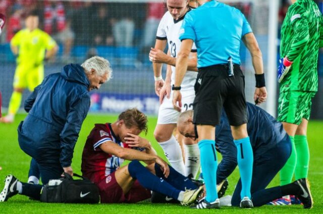 Noruega Martin Odegaard lesiona-se durante o jogo da Liga B - Grupo 3 da UEFA Nations League 2024/2025 entre Noruega e Áustria