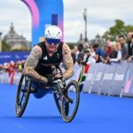 David Weir, da Equipe Grã-Bretanha, cruza a linha em quinto lugar durante a Maratona Masculina T54 no décimo primeiro dia dos Jogos Paraolímpicos de Verão de Paris 2024