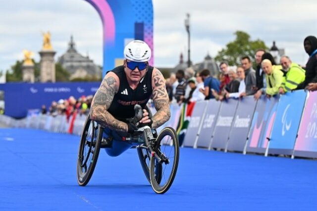 David Weir, da Equipe Grã-Bretanha, cruza a linha em quinto lugar durante a Maratona Masculina T54 no décimo primeiro dia dos Jogos Paraolímpicos de Verão de Paris 2024 