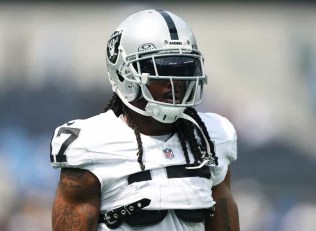 INGLEWOOD, CALIFÓRNIA - 08 DE SETEMBRO: Davante Adams # 17 do Las Vegas Raiders se aquece antes do jogo de abertura da temporada contra o Los Angeles Chargers no SoFi Stadium em 08 de setembro de 2024 em Inglewood, Califórnia.