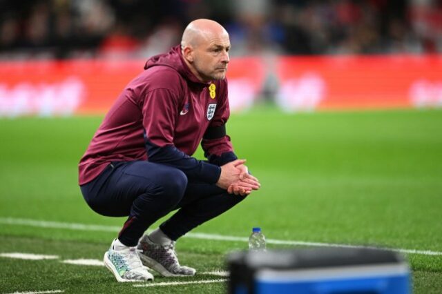 Lee Carsley, técnico interino da Inglaterra, observa durante a UEFA Nations League 2024/25 