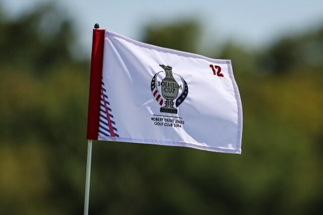 Uma visão geral da bandeira do buraco 12 antes da Solheim Cup no Robert Trent Jones Golf Club 