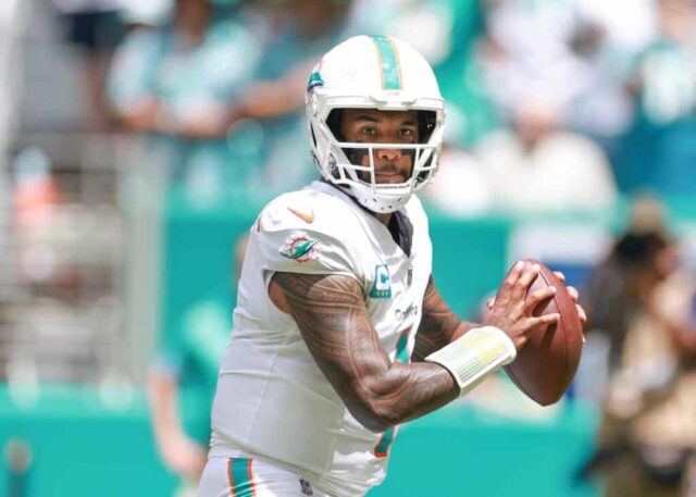 MIAMI GARDENS, FLÓRIDA - SETEMBRO 08: Tua Tagovailoa # 1 do Miami Dolphins em ação contra o Jacksonville Jaguars no Hard Rock Stadium em 08 de setembro de 2024 em Miami Gardens, Flórida. 