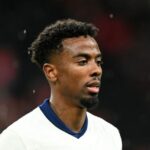 Angel Gomes, da Inglaterra, observa durante a partida do Grupo B2 da Liga B da UEFA Nations League 2024/25 entre Inglaterra e Finlândia