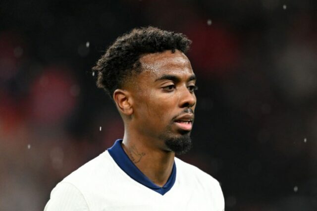     Angel Gomes, da Inglaterra, observa durante a partida do Grupo B2 da Liga B da UEFA Nations League 2024/25 entre Inglaterra e Finlândia