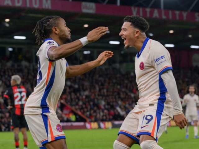 Christopher Nkunku, do Chelsea (à esquerda), com seu companheiro de equipe Jadon Sancho (à direita), comemoram o gol de abertura durante a partida da Premier League entre AFC Bournemouth e Chelsea FC