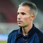 Robin van Persie do SC Heerenveen olha para cima durante a partida da Eredivisie holandesa entre AZ Alkmaar e SC Heerenveen