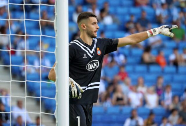 Joan Garcia joga durante a partida entre RCD Espanyol e Deportivo Alavés, correspondente à semana 5 da LaLiga EA Sports,