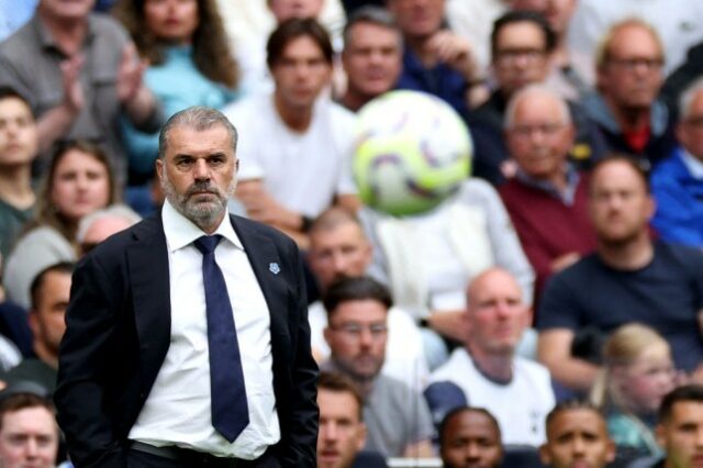 A técnica greco-australiana do Tottenham Hotspur, Ange Postecoglou, observa os jogadores da linha lateral durante a partida de futebol da Premier League inglesa entre Tottenham Hotspur e Arsenal