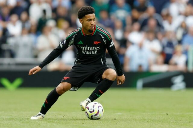 Ethan Nwaneri, do Arsenal, com a bola durante a partida da Premier League entre Tottenham Hotspur FC e Arsenal FC