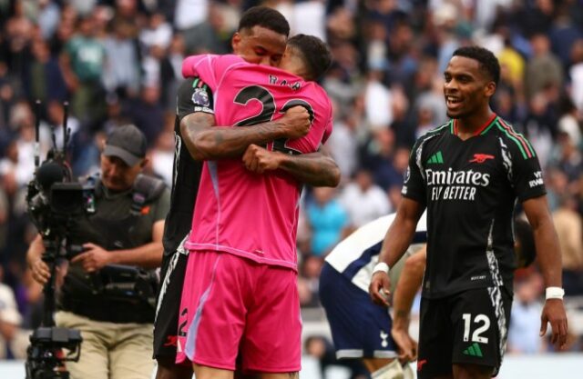 Gabriel Magalhães do Arsenal é parabenizado por David Raya do Arsenal e Jurrien Timber do Arsenal após a partida da Premier League entre Tottenham Hotspur FC e Arsenal