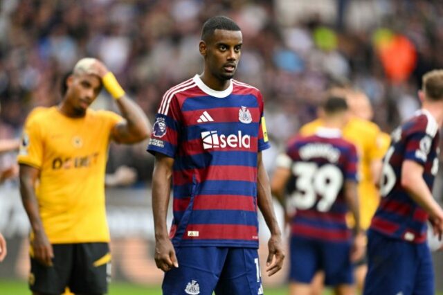 Alexander Isak, do Newcastle, observa durante a partida da Premier League entre Wolverhampton Wanderers FC e Newcastle United FC em Molineux