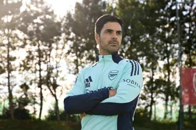 O técnico do Arsenal, Mikel Arteta, assina um novo contrato