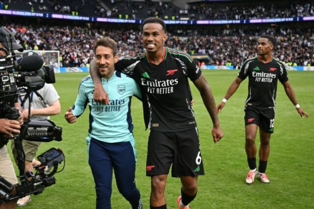 Nicolas Jover, técnico do Arsenal e Gabriel Magalhães comemoram a vitória juntos após a partida da Premier League entre Tottenham Hotspur FC e Arsenal FC