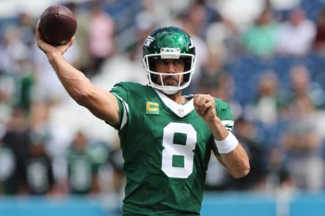 NASHVILLE, TENNESSEE - 15 DE SETEMBRO: Aaron Rodgers # 8 do New York Jets se aquece antes de um jogo contra o Tennessee Titans no Nissan Stadium em 15 de setembro de 2024 em Nashville, Tennessee.