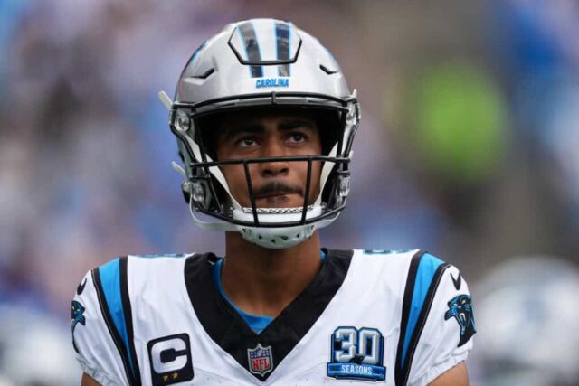 CHARLOTTE, CAROLINA DO NORTE - 15 DE SETEMBRO: O quarterback Bryce Young # 9 do Carolina Panthers observa durante o primeiro quarto contra o Los Angeles Chargers no Bank of America Stadium em 15 de setembro de 2024 em Charlotte, Carolina do Norte.