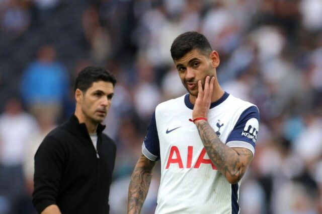     Christian Romero, do Tottenham Hotspur, reage à frente de Mikel Arteta, técnico do Arsenal, durante a partida da Premier League entre Tottenham Hotspur FC e Arsenal 