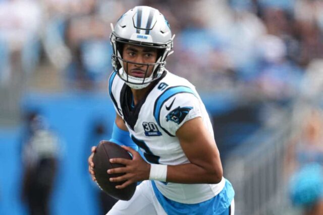 CHARLOTTE, CAROLINA DO NORTE - 15 DE SETEMBRO: O quarterback Bryce Young # 9 do Carolina Panthers parece passar durante o quarto período contra o Los Angeles Chargers no Bank of America Stadium em 15 de setembro de 2024 em Charlotte, Carolina do Norte.