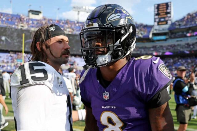 BALTIMORE, MARYLAND - 15 DE SETEMBRO: Gardner Minshew II nº 15 do Las Vegas Raiders e Lamar Jackson nº 8 do Baltimore Ravens conversam após o jogo no M&T Bank Stadium em 15 de setembro de 2024 em Baltimore, Maryland.