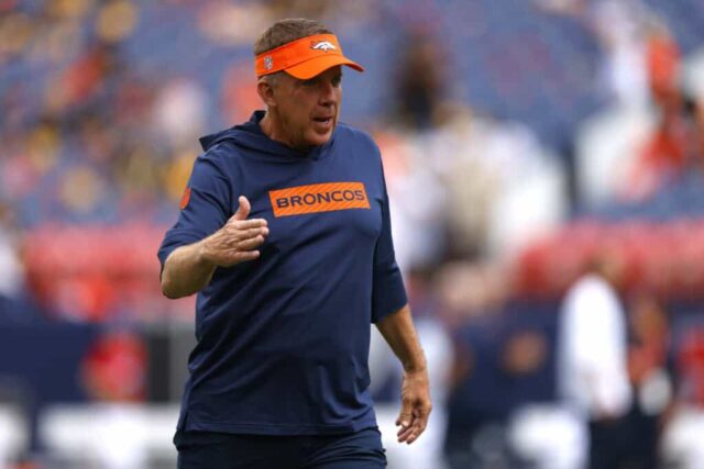 DENVER, COLORADO - 15 DE SETEMBRO: O técnico do Denver Broncos, Sean Payton, observa durante o primeiro tempo contra o Pittsburgh Steelers no Empower Field At Mile High em 15 de setembro de 2024 em Denver, Colorado.