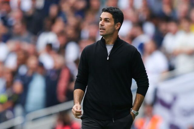 O técnico do Arsenal, Mikel Arteta, parece animado em uma partida de futebol