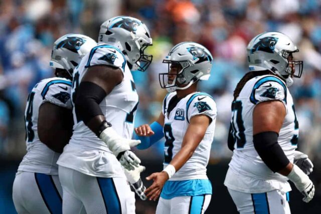 CHARLOTTE, CAROLINA DO NORTE - 15 DE SETEMBRO: O quarterback Bryce Young # 9 do Carolina Panthers aperta a mão de companheiros de equipe durante a segunda metade do jogo contra o Los Angeles Chargers no Bank of America Stadium em 15 de setembro de 2024 em Charlotte, Carolina do Norte. 