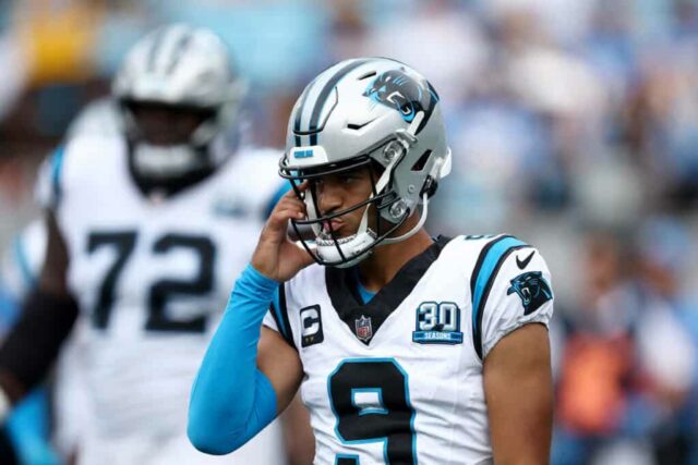 CHARLOTTE, CAROLINA DO NORTE - 15 DE SETEMBRO: O quarterback Bryce Young # 9 do Carolina Panthers reage durante a segunda metade do jogo contra o Los Angeles Chargers no Bank of America Stadium em 15 de setembro de 2024 em Charlotte, Carolina do Norte.