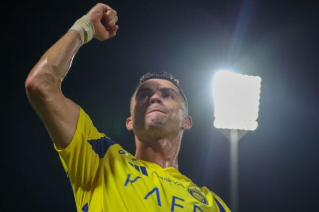 Cristiano Ronaldo, do Al Nassr, comemora a vitória após a partida da Saudi Pro League entre Al Ettifaq e Al Nassr no Estádio Al Ettifaq