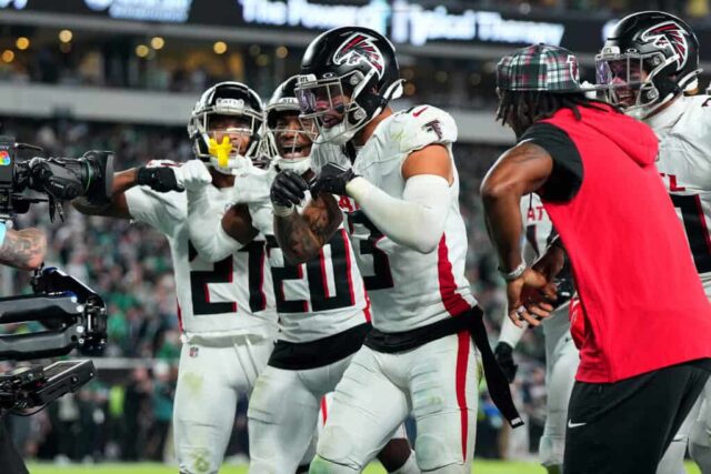 FILADÉLFIA, PENSILVÂNIA - 16 DE SETEMBRO: Jessie Bates III nº 3 do Atlanta Falcons comemora com seus companheiros de equipe após interceptar um passe lançado por Jalen Hurts nº 1 do Philadelphia Eagles durante o quarto período do jogo no Lincoln Financial Field em 16 de setembro de 2024 na Filadélfia, Pensilvânia. 