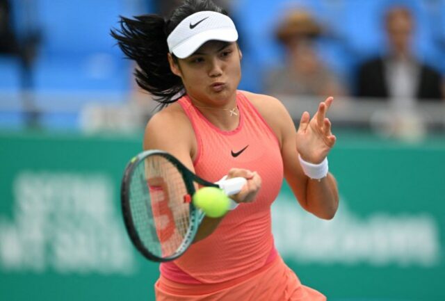 A britânica Emma Raducanu retorna à russa Daria Kasatkina durante a partida individual feminina das quartas de final no campeonato de tênis do Aberto da Coreia, em Seul 