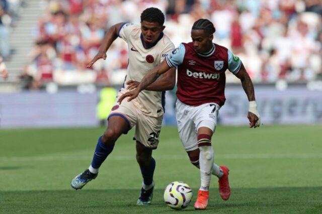 O atacante holandês do West Ham United, Crysencio Summerville, compete com o zagueiro francês do Chelsea, Wesley Fofana, durante a partida de futebol da Premier League inglesa entre West Ham United e Chelsea 