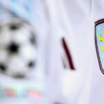 Detalhe do emblema do Aston Villa em uma camisa fora de casa antes do jogo da Premier League entre Aston Villa FC e Wolverhampton Wanderers FC em Villa Park