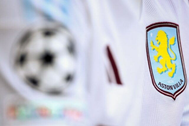     Detalhe do emblema do Aston Villa em uma camisa fora de casa antes do jogo da Premier League entre Aston Villa FC e Wolverhampton Wanderers FC em Villa Park