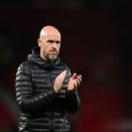 Erik ten Hag, técnico do Manchester United, agradece aos torcedores após a partida da terceira rodada da Carabao Cup entre Manchester United e Barnsley