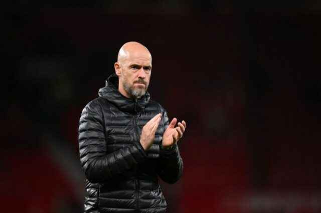     Erik ten Hag, técnico do Manchester United, agradece aos torcedores após a partida da terceira rodada da Carabao Cup entre Manchester United e Barnsley 