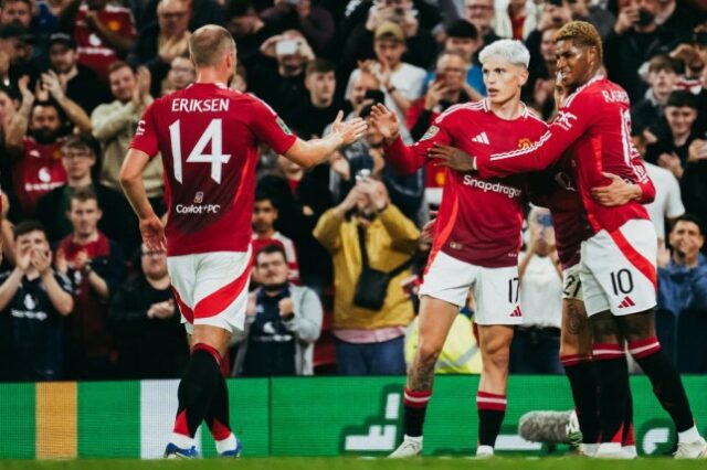     Antony, do Manchester United, comemora o segundo gol de seu time com os companheiros Christian Eriksen, Alejandro Garnacho e Marcus Rashford durante a partida da terceira rodada da Carabao Cup entre Manchester United e Barnsley