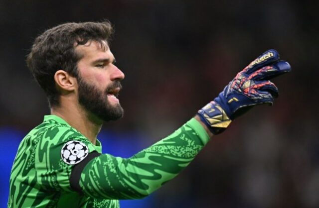 Alisson Becker, do Liverpool, gesticula durante a partida da fase MD1 da Liga dos Campeões da UEFA 2024/25 entre AC Milan e Liverpool