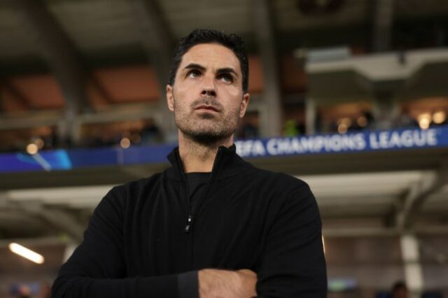 Mikel Arteta O técnico do Arsenal FC observa antes do início da partida da Fase MD1 da Liga dos Campeões da UEFA 2024/25 entre Atalanta BC e Arsenal FC