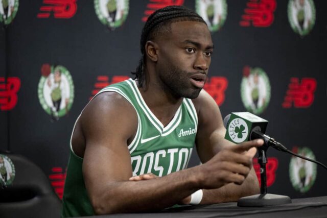 BOSTON, MASSACHUSETTS - 24 DE SETEMBRO: Jaylen Brown nº 7 do Boston Celtics fala à mídia durante o Boston Celtics Media Day no Auerbach Center em 24 de setembro de 2024 em Boston, Massachusetts. NOTA AO USUÁRIO: O Usuário reconhece e concorda expressamente que, ao baixar e/ou usar esta fotografia, o Usuário está concordando com os termos e condições do Contrato de Licença da Getty Images.