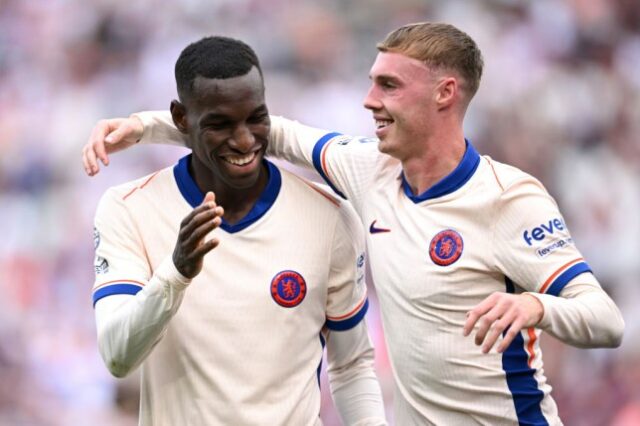 Nicolas Jackson e Cole Palmer comemoram após o terceiro gol na vitória do Chelsea por 3 a 0 sobre o West Ham