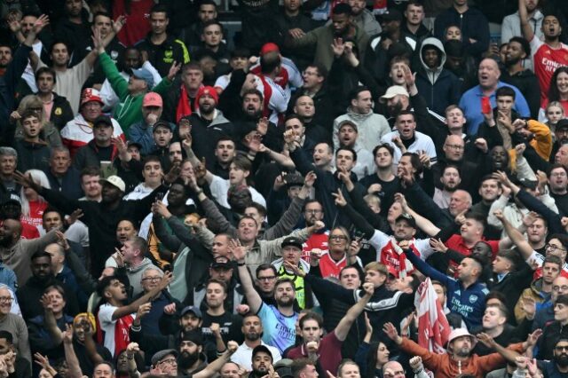 Torcedores do Arsenal mostram seu apoio nas arquibancadas durante a partida da Premier League contra o Manchester City