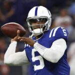 INDIANÁPOLIS, INDIAN - 22 DE SETEMBRO: O quarterback Anthony Richardson nº 5 do Indianapolis Colts se aquece antes de jogar contra o Chicago Bears no Lucas Oil Stadium em 22 de setembro de 2024 em Indianápolis, Indiana.