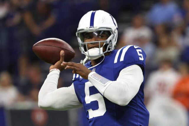 INDIANÁPOLIS, INDIAN - 22 DE SETEMBRO: O quarterback Anthony Richardson nº 5 do Indianapolis Colts se aquece antes de jogar contra o Chicago Bears no Lucas Oil Stadium em 22 de setembro de 2024 em Indianápolis, Indiana.