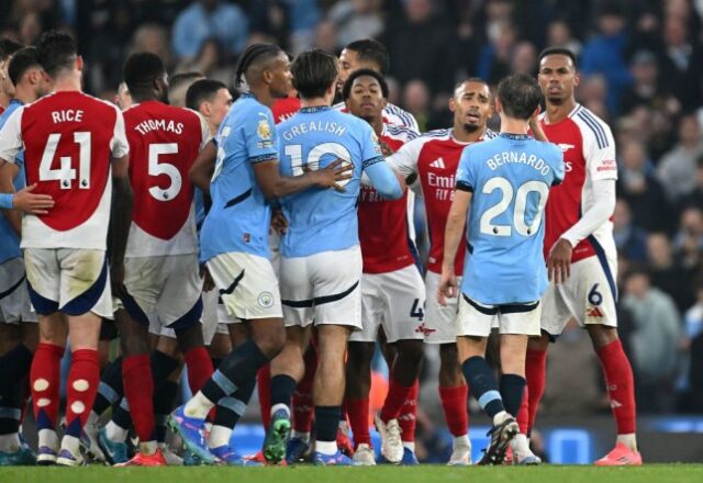 Gabriel Jesus, do Arsenal, enfrenta Bernardo Silva, do Manchester City, durante a partida da Premier League entre Manchester City FC e Arsenal FC