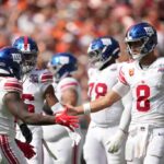 CLEVELAND, OHIO - 22 DE SETEMBRO: Devin Singletary #26 e quarterback Daniel Jones #8 do New York Giants high five durante o terceiro quarto contra o Cleveland Browns no Cleveland Browns Stadium em 22 de setembro de 2024 em Cleveland, Ohio